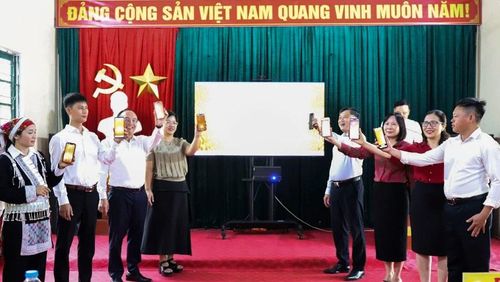 Các đại biểu nhấn nút khởi động mô hình.