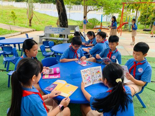 Học sinh Trường Tiểu học Mũi Né 3 say sưa đọc sách trong giờ ra chơi