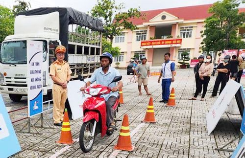 Người dân thực hành kỹ năng lái xe an toàn dưới sự hướng dẫn của lực lượng CSGT. Ảnh: Lê Tiến