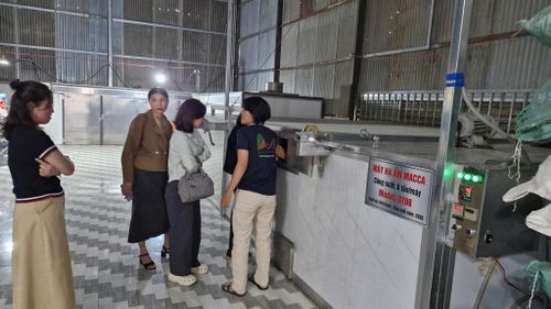 Từ kinh phí khuyến công địa phương hỗ trợ, Hợp tác xã Kinh doanh thương mại dịch vụ chế biến nông sản DiLin có thêm điều kiện đầu tư máy hạ ẩm mắc ca phục vụ sản xuất - kinh doanh