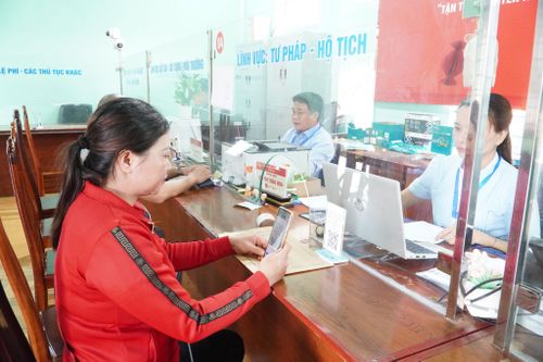 Lấy ý kiến đánh giá về sự hài lòng của người dân trong giải quyết TTHC là hoạt động được xã Đắk Song chú trọng để nâng cao chất lượng hoạt động