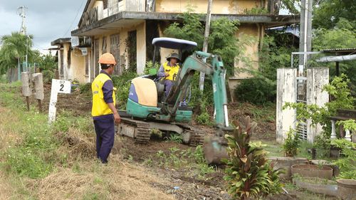 Lực lượng chức năng đóng lối đi tự mở dẫn vào nhà hộ dân
