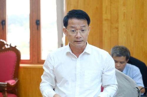 Ông Nguyễn Bá Út, Giám đốc Sở Công Thương báo cáo tiến độ thực hiện các dự án nguồn điện trên địa bàn