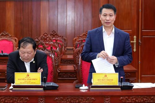 Đồng chí Bùi Huy Thành, Ủy viên Ban Thường vụ Tỉnh ủy, Trưởng Ban Tuyên giáo và Dân vận Tỉnh ủy Lâm Đồng phát biểu tại hội nghị