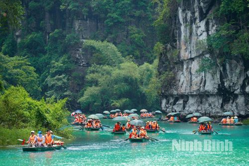 Số lượng khách du lịch đến với Ninh Bình tăng mạnh trong thời gian gần đây. Ảnh: Ngọc Linh
