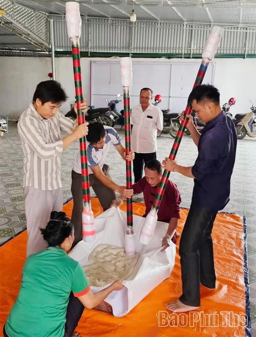 Người dân Thượng Long gìn giữ kỹ thuật giã bánh giầy truyền thống, góp phần tạo thêm chất liệu phát triển du lịch cộng đồng.