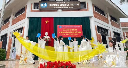 Học sinh Trường Phổ thông Hermann Gmeiner Việt Trì biểu diễn văn nghệ nhân dịp kỷ niệm 43 năm Ngày Nhà giáo Việt Nam.