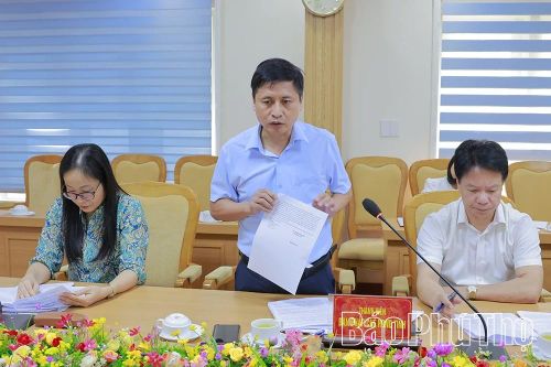 Thành viên Ban Pháp chế HĐND tỉnh phát biểu tại hội nghị.