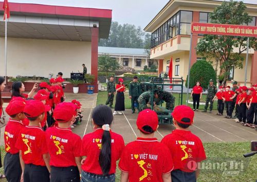 Học sinh Trường tiểu học và THCS Nam Trạch tham gia hoạt động trải nghiệm tại Trạm rada 56, Trung đoàn 290 - Ảnh: PV