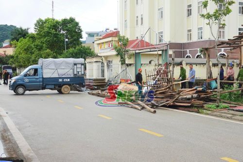 Người dân tự tháo dỡ di chuyển tài sản trong diện thu hồi đất.