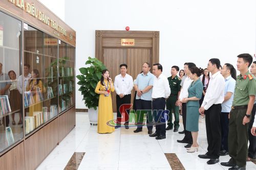 Các đại biểu tham quan Ngôi nhà trí tuệ.