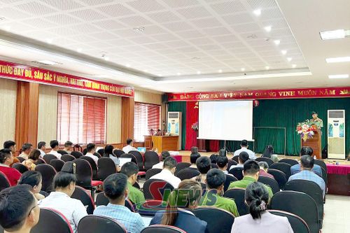 Cán bộ Phòng An ninh mạng và phòng, chống tội phạm sử dụng công nghệ cao, Công an tỉnh tuyên truyền an ninh, an toàn trên không gian mạng tại xã Sông Mã. Ảnh công an cung cấp.