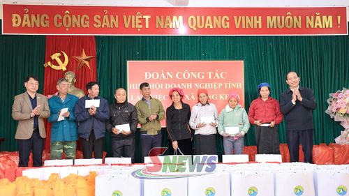 Hiêp hội Doanh nghiệp tỉnh thăm, tặng quà gia đình chính sách xã Song Khủa.