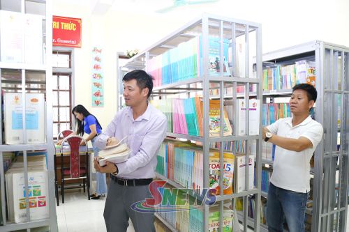 Giáo viên và nhân viên thư viện Trường Tiểu học Tô Hiệu sắp xếp sách giáo khoa tại thư viện.