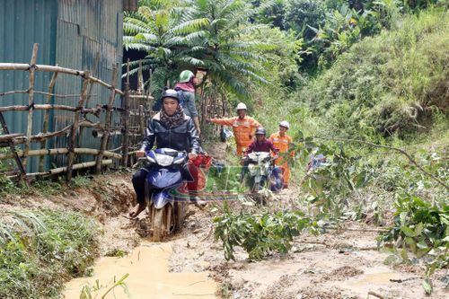Đường vào bản Lẩy khó khăn