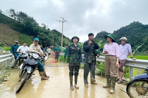 Lãnh đạo xã Muổi Nọi kiểm tra tình hình thiệt hại do thiên tai gây ra.
