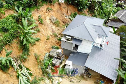Đất đá sạt lở vào nhà dân bản Lẩy, xã Muổi Nọi.