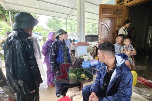 Lãnh đạo xã Muổi Nọi động viên nhân dân tại khu vực bố trí ở tạm.