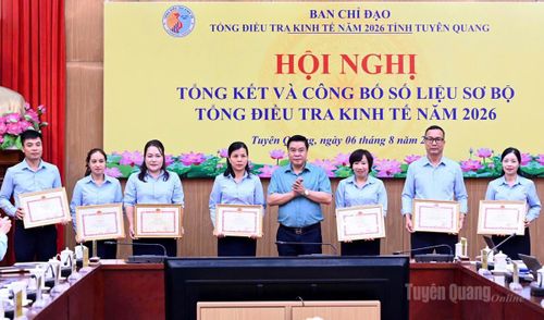 Đồng chí Hoàng Gia Long, Uỷ viên Ban Thường vụ Tỉnh ủy, Phó Chủ tịch UBND tỉnh, Trưởng ban Chỉ đạo trao Bằng khen của Bộ Tài chính cho các tập thể, cá nhân.