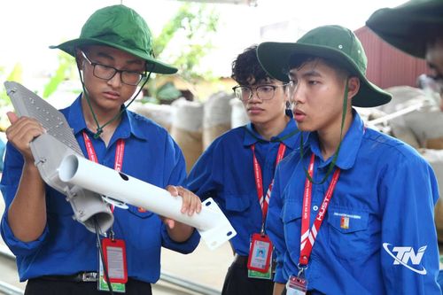 Đội sinh viên tình nguyện Trường Đại học Bách khoa Hà Nội thực hiện công trình thắp sáng đường quê trị giá 22 triệu đồng, tại thôn Đồng Tâm, xã Lam Vỹ.
