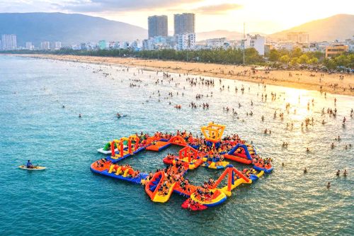 Du khách tắm biển vui chơi tại bãi biển Quy Nhơn - Gia Lai.