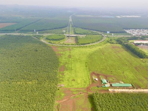 Ở phân đoạn từ Km 0+000 đến Km 28+000 do Công ty TNHH Tập đoàn Sơn Hải đảm nhận, các mũi thi công cũng đang được tập trung triển khai. Nhà thầu tổ chức đúc dầm, đào đắp nền đường, thi công đường công vụ, cống, hầm chui dân sinh và khoan cọc nhồi cầu La Ngà.