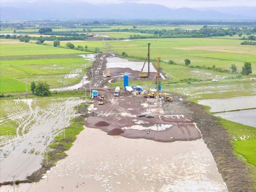 Ông Thương cho biết, Lizen sẽ tổ chức thi công ngay tại các vị trí được bàn giao mặt bằng, đồng thời sẵn sàng tăng cường nguồn lực khi các khu vực còn lại được bàn giao. “Đơn vị sẵn sàng tổ chức thi công 3 ca, 4 kíp, tăng cường làm đêm tại những vị trí đủ điều kiện nhằm bù đắp tiến độ. Trong mùa mưa, các mũi thi công sẽ ưu tiên những hạng mục ít chịu ảnh hưởng của thời tiết, đồng thời chủ động điều chỉnh kế hoạch xử lý nền, vận chuyển và đắp đất phù hợp với điều kiện thực tế”, ông Thương nói.