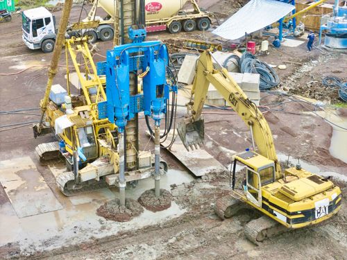 Theo ghi nhận của PV, dù đang trong mùa mưa, không khí thi công trên công trường vẫn diễn ra khẩn trương. Hàng trăm kỹ sư, công nhân cùng máy móc, thiết bị được bố trí tại nhiều vị trí, tập trung phát quang, mở đường công vụ, xử lý nền đất yếu, đắp nền tuyến chính và triển khai các hạng mục cầu, cống, hầm chui.