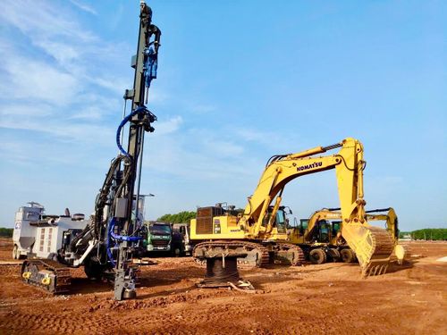 Đến nay, nhà thầu đã thi công hơn 20km đường công vụ, đồng thời huy động 184 nhân sự và 111 máy móc, thiết bị phục vụ thi công trên phạm vi mặt bằng hiện có. Bao gồm huy động 23 máy đào, 10 máy san, 9 máy xúc lật, 6 máy ủi, 23 máy lu, 22 xe ben, 3 xe đầu kéo, 2 xe trộn bê tông, 2 máy khoan cọc nhồi, 3 máy khoan đá cùng các thiết bị khác. Việc huy động nhân lực, thiết bị lớn cho thấy các nhà thầu đang chủ động chuẩn bị nguồn lực để tăng tốc ngay khi mặt bằng được bàn giao đầy đủ.