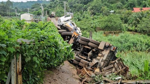 Xe tải chỏng vó sau va chạm.