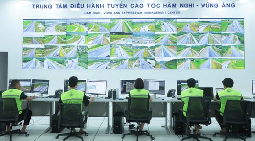 Hàng chục màn hình hiển thị liên tục hình ảnh từ các camera giám sát trên tuyến. Người trực không chỉ quan sát mà còn phải phát hiện những dấu hiệu bất thường rất nhỏ như xe giảm tốc đột ngột, bật đèn cảnh báo hay dừng ở làn khẩn cấp.