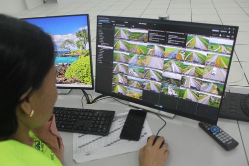 Mỗi ca trực, chị Lê Thị Thu Hương theo dõi đồng thời khoảng 40 màn hình camera. Với lực lượng ITS, chỉ một khoảnh khắc lơ là cũng có thể làm chậm quá trình phát hiện sự cố và điều phối lực lượng ứng cứu.