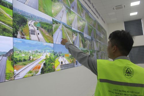 Hàng chục màn hình hiển thị liên tục hình ảnh từ các camera giám sát trên tuyến. Người trực không chỉ quan sát mà còn phải phát hiện những dấu hiệu bất thường rất nhỏ như xe giảm tốc đột ngột, bật đèn cảnh báo hay dừng ở làn khẩn cấp.