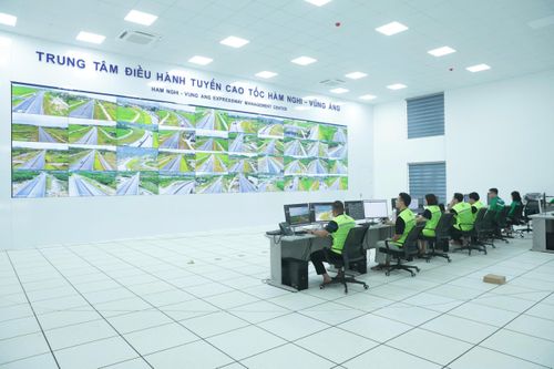 Trung tâm điều hành giao thông thông minh (TMC) Cẩm Quan vận hành hệ thống ITS trên các tuyến cao tốc Bãi Vọt - Hàm Nghi và Hàm Nghi - Vũng Áng. Từ đây, mọi diễn biến trên tuyến đều được giám sát, phát hiện và điều phối xử lý 24/24h.