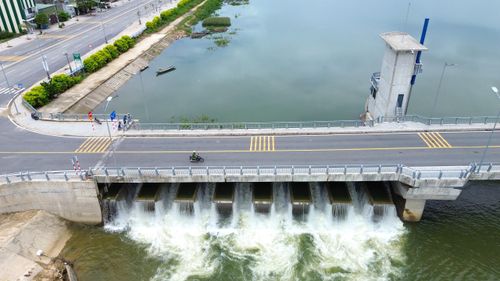 Bên cạnh 19 khoang lắp cửa van thép nâng hạ bằng thủy lực, công trình được thiết kế 4 khoang tràn Piano bố trí cách đều nhau theo chiều dài công trình.