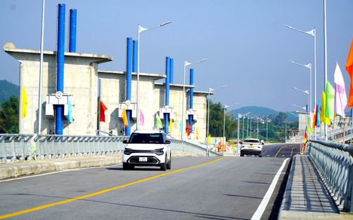 Đầu năm 2026, hạng mục cầu giao thông thuộc dự án được thông xe kỹ thuật vào những ngày giáp Tết Nguyên đán tạo thuận lợi trong lưu thông và rút ngắn thời gian đi lại, người dân đôi bờ phấn khởi.