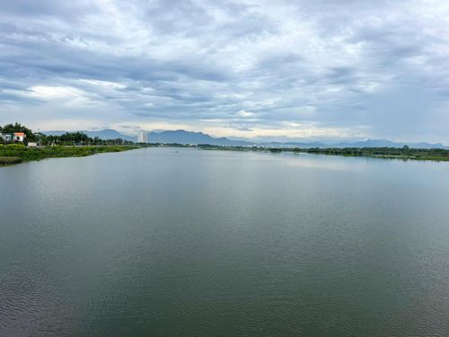 Cảnh quan sông Trà Khúc đoạn chảy qua trung tâm đô thị Quảng Ngãi cải thiện rõ rệt khi đập dâng tích nước.