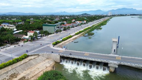 Hay tin đập dâng tích nước, ông Nguyễn Văn Đoàn, ngụ xã An Phú hồ hởi rủ hàng xóm cùng ra xem. "Chúng tôi rất phấn khởi khi thấy dòng sông quê hương không còn trơ đáy, lô nhô cồn cát như trước", ông Đoàn chia sẻ.