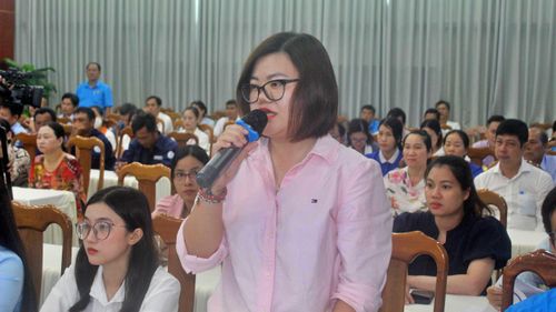 Người lao động chia sẻ và kiến nghị đến lãnh đạo tỉnh Cà Mau tại diễn đàn.