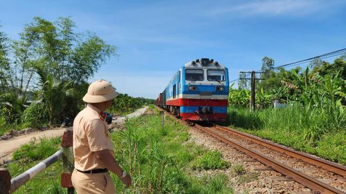Tuyến đường sắt tốc độ cao Bắc - Nam qua Quảng Ngãi chạy song song với tuyến đường sắt hiện hữu.