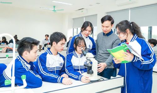 Học sinh Trường THPT Chuyên Vĩnh Phúc say mê thực hành trong phòng thí nghiệm hiện đại