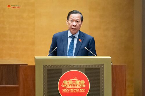 Chủ nhiệm Ủy ban Kinh tế và Tài chính Phan Văn Mãi trình bày Báo cáo thẩm tra về chủ trương đầu tư Dự án đầu tư xây dựng đường Vành đai 5 - Vùng Thủ đô Hà Nội; việc điều chỉnh chủ trương đầu tư Dự án đầu tư xây dựng tuyến đường sắt Lào Cai - Hà Nội - Hải Phòng. Ảnh: Phạm Thắng