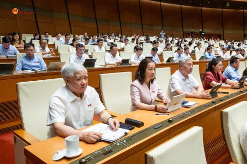 Phó Chủ tịch Thường trực Quốc hội Đỗ Văn Chiến và các đại biểu tham dự phiên họp. Ảnh: Phạm Thắng