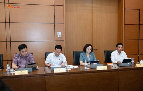 Các ĐBQH tỉnh Thanh Hóa tham dự thảo luận tổ. Ảnh: Lâm Hiển