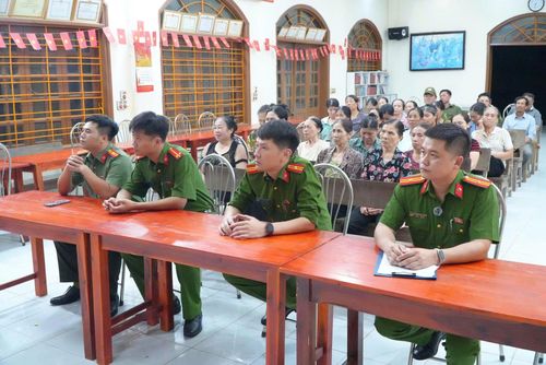 Công an xã Dân Hòa tuyên truyền pháp luật phòng ngừa tội phạm khi bà con nhân dân nhận tiền đền bù.