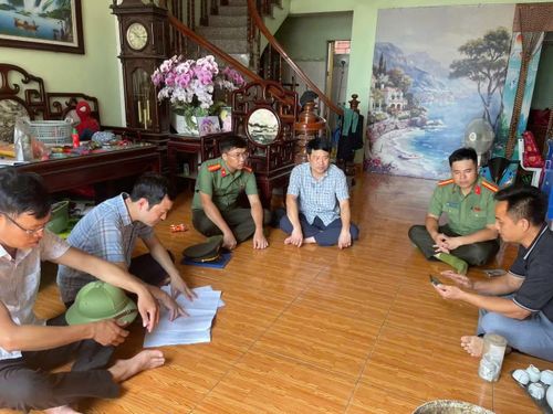 Công an xã Dân Hòa tuyên truyền đến người dân về dự án nâng cấp, mở rộng, cải tạo quốc lộ 21B.