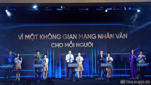 Thủ tướng Chính phủ Lê Minh Hưng và các vị đại biểu thực hiện nghi thức bấm nút chính thức phát động Ngày An ninh mạng Việt Nam.