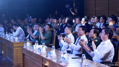Thủ tướng Chính phủ Lê Minh Hưng và các đại biểu dự lễ mít tinh.