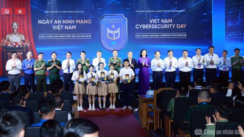 Thủ tướng Chính phủ Lê Minh Hưng và các đại biểu.