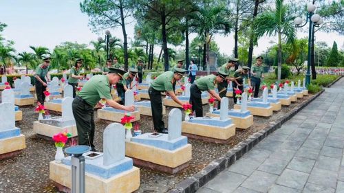 Các đoàn viên, thanh niên Công an TP Huế thắp hương tri ân các Anh hùng liệt sĩ.